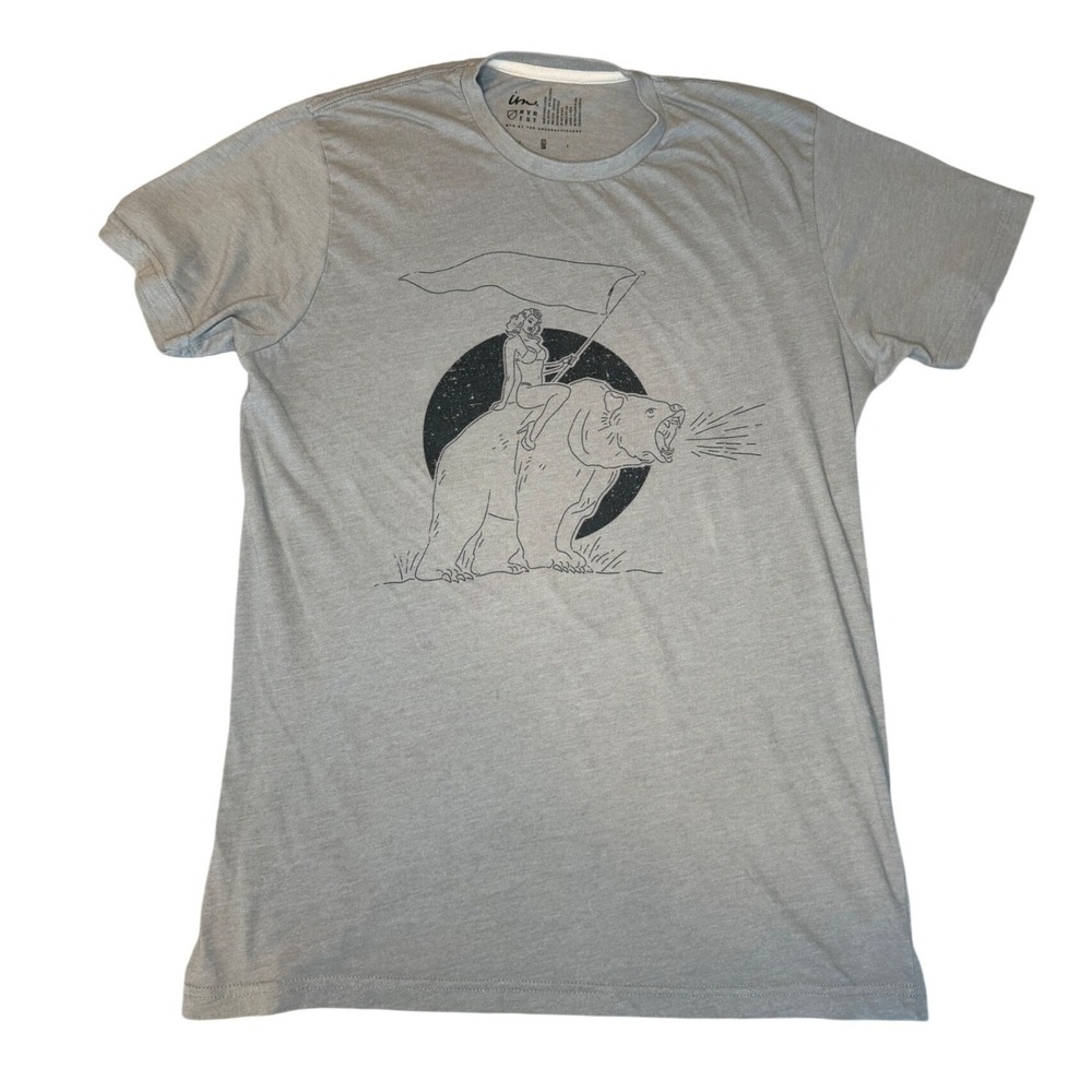 NVR EST The Underachievers Men Gray Pinup Girl Riding Bear Graphic T-Shirt Med